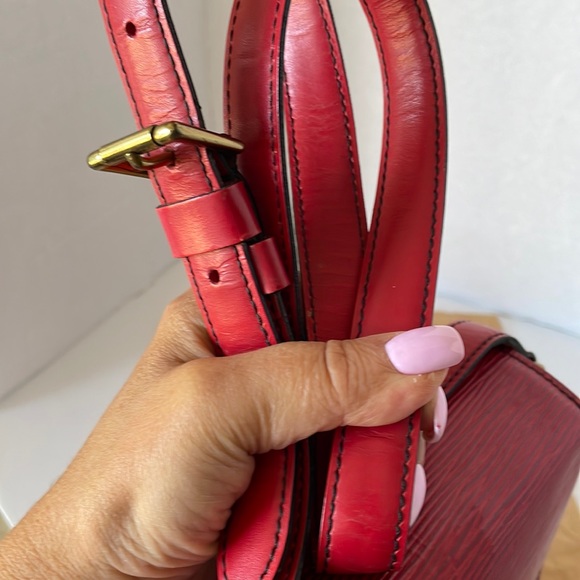 ❌🔥SALE❌PRICE DROP ❌AUTHENTIC Louis Vuitton Epi Saint Cloud /Crossbody Ba… - Picture 16 of 17